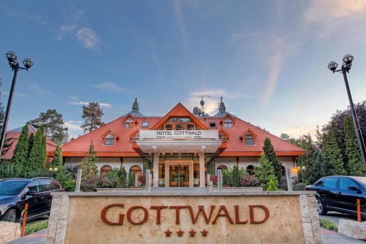 Hotel Gottwald Tata Εξωτερικό φωτογραφία